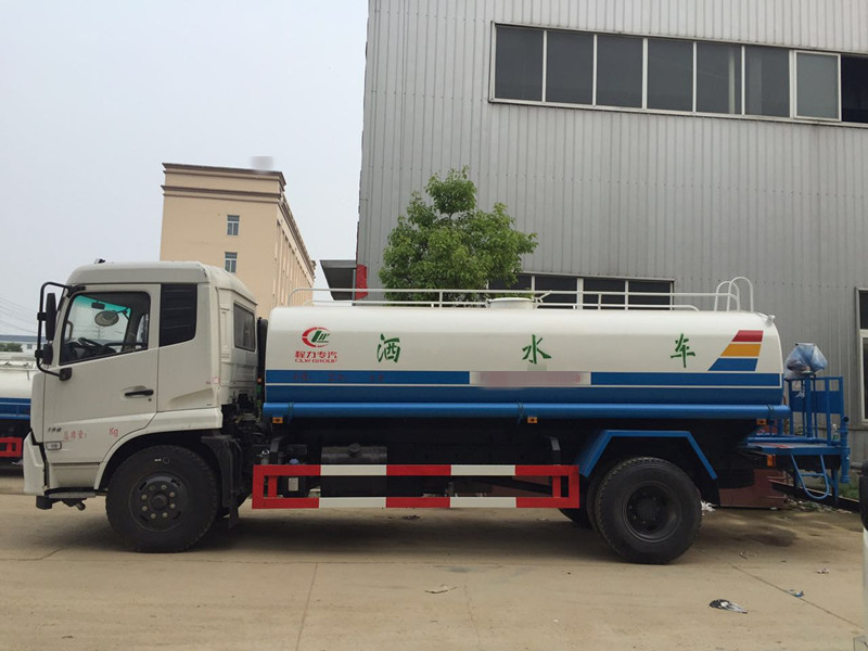 國五東風天錦灑水車 城市環境治理的得力助手